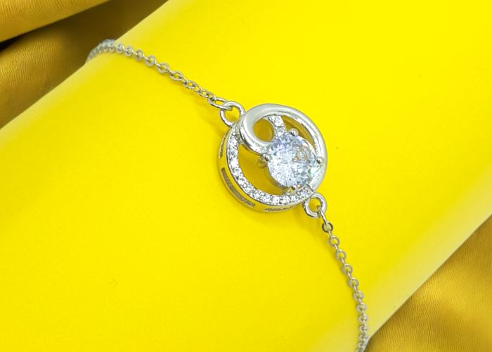 Silver Solitaire bracelet design